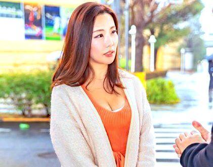 ＜人妻ナンパ＞「SEX大好きな専業主婦は美意識への抜かりがない！」スレンダー人妻のパイパンマ◯コに生ハメ！西新宿で美魔女の四十路妻をナンパ！