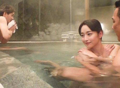 ＜本物人妻＞旦那に内緒でAV体験！着いた温泉ではサプライズで次々とデカチン男が登場。大浴場での3P。