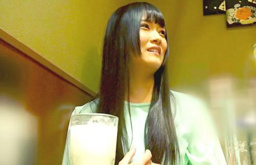 ＜素人＞「夫は飲み会ばかり…私だってハメを外したい」神田でナンパしたスレンダー妻のパイパンマ◯コに中出し！