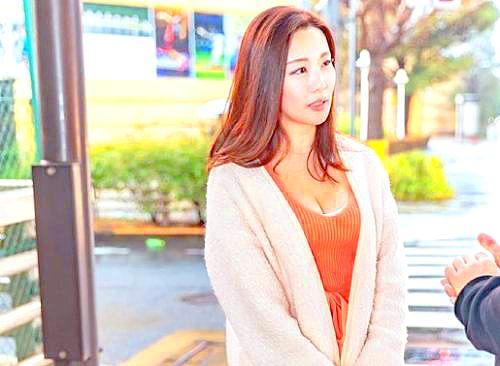 ＜人妻ナンパ＞「専業主婦は美意識への抜かりがない！」スレンダー人妻のパイパンマ◯コに生ハメ！西新宿で美魔女の四十路妻をナンパ！