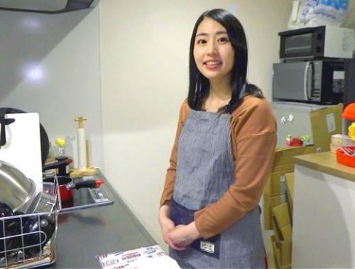 ＜素人＞旦那が仕事で留守の間に自宅に上がりこんで裸エプロン着衣セックス♡そのあと自宅寝室で中出し不倫性交