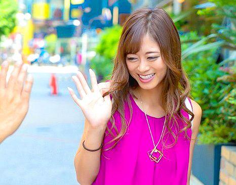 ＜素人ナンパ＞「…最近旦那とはあまりしてなくて…。」スタイル抜群の透き通るような美肌の美魔女が盛り沢山溜まっていた欲求を抑えきれず何度の何度もイキまくる