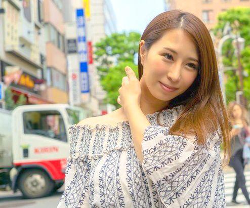 ＜人妻ナンパ＞「すいませーん！」巨乳妻がファッションチェックに答えていき、赤裸々に性生活を暴露。