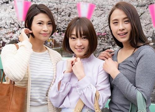 ＜素人＞ほろ酔いの花見帰りの人妻さんたちがチ◯ポ取り合い！イキまくり大回転ハーレムSEXに！！