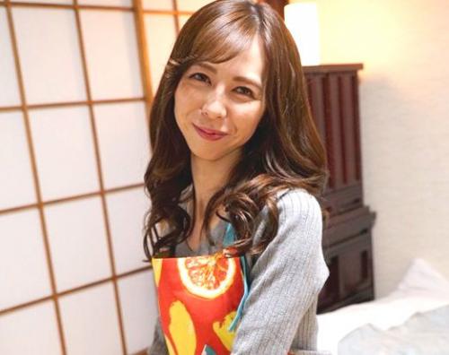 ＜素人熟女＞「民宿で突然夜這いされた四十路の熟女おかみ！ 」抵抗するも男のガチさに身体がHモード覚醒