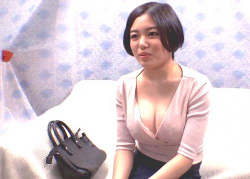 ＜素人＞「こんなパンツ履くんですか…？」巨乳人妻ヌルッと生挿入中出しナンパ 濡れると穴空く紙パンティ擦り付け！