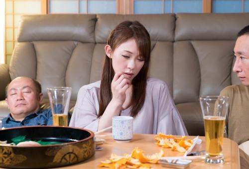 ＜NTR＞「こたつの中で年の近い義母にイタズラ」父親が再婚して連れてきた新しい義理母はなんと自分とあんまり歳の変わらないお姉さん。