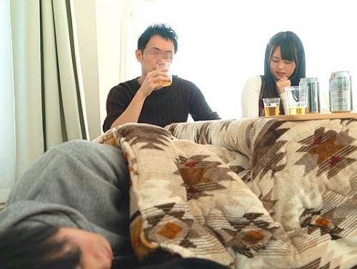 ＜NTR＞「ちょっと！？彼氏に気づかれちゃうよぉ！」カレの友人にコタツでオマ◯コいじられて寝取られ本気で生SEX！