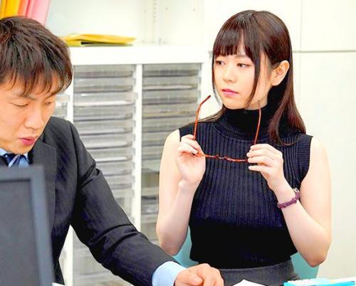＜巨乳痴女OL＞「ギャップにやられた！」会社のすみっコにいる窓際社員が実は社内露出痴女だった…。