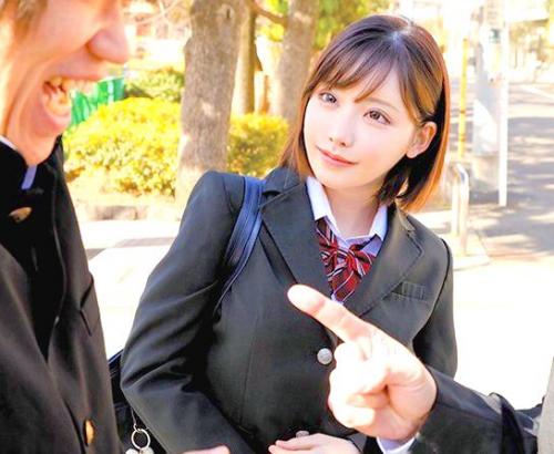 ＜痴女ヤリマンJK＞学校にひとりはいる童貞しか喰わない変態 おっぱいを擦りつけ誘惑してくるオナホビッチ！