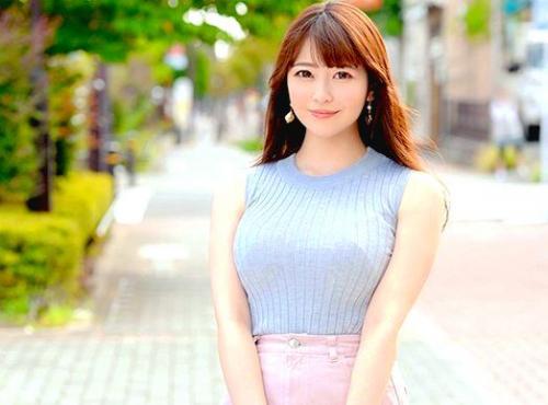 ＜素人＞「牛乳を口に含んだ状態でくすぐりガマンゲーム」に挑戦しませんか？ミニスカートが似合う巨乳現役女子大生！