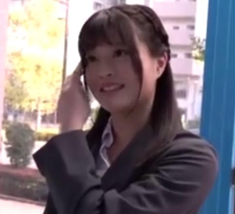 就職活動中でリクルートスーツの似合う女の子が車の中で内定をもらうラッキーガール☆
