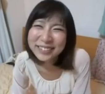 お腹の中に子宮まで届く中出しをしても性行為の快楽に満ちたこの満足げで嬉しいそうな笑顔を見てください！