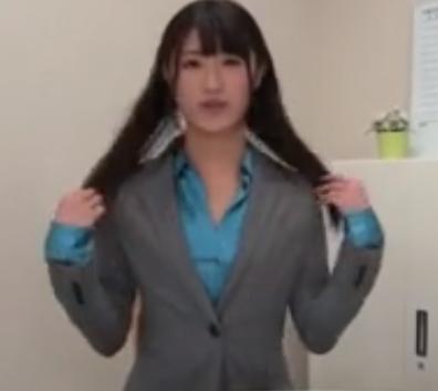 コバルトブルーのワイシャツが映えるオフィスレディーのフェロモン全開の誘惑にチンポは暴発しシャツに精子を発射！
