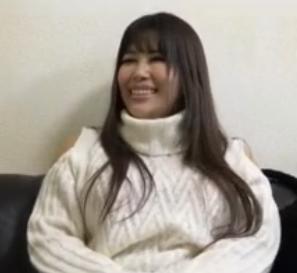 ノリの良い巨乳の女の人と部屋で楽しくトークして最後は中だしフィニッシュ‼