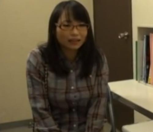 素朴な感じの女の子は人生で初めてのコンビニのお仕事で周りにいる発情した男達に次々と性行為を求められていくぅｗ