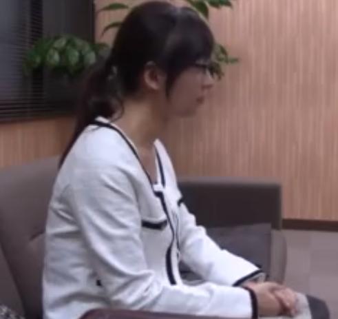 メガネ美人の女性が面談中に男性陣にノセられて体を触られていく…ベットインしてゴム有り本番で悶てるｗｗ
