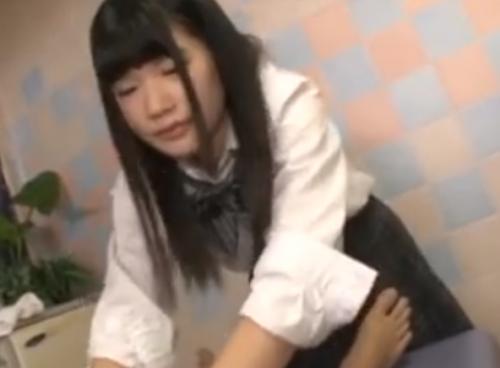 少女が男性にオイルマッサージをするが途中からマッサージを受ける側に変わっていき服の上からイチモツを押し当てられるｗ