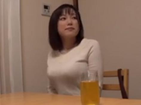 こんな美人な女性がカメラ前で脱いでくれてバイブを使ったオナニーまでも披露！