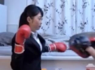 ボクシングで遊ぶ二人…「止めて下さい」男は暴走し女に襲いかかるダブルノックダウン！