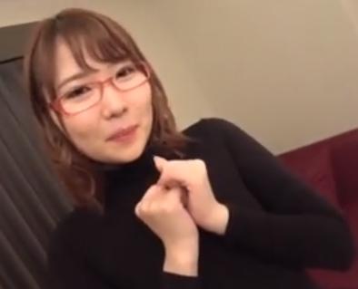 スレンダーボディーのパイパン女性は足の指まで舐めてくれるご奉仕好き♡男性2人と三人プレイにイキまくり‼