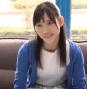 会場に突然入ってきた知らない人にすぐに勃っている肉棒を清楚な感じの女のスカートめくってアソコに強引に打ち込まれる！