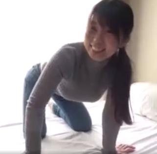 普通にカワイイし着衣からでも巨乳が判るねっとりフェラチオとキスをしながらズボズボしてハメ合う淫乱な女の人！