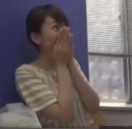 買物袋を持った普通の主婦が面接の男に無理やりギンギンの肉棒を握らされる…戸惑いながらもフェラさせられしてしまう！