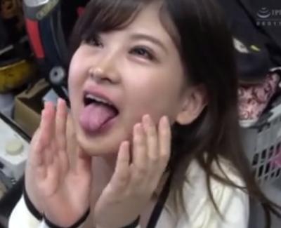 面談終わって静止画の撮影…ついでにフェラして言われてないのに精子を飲んじゃうエロっ娘が着衣セックス