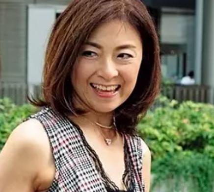 《人妻熟女》最初からヤル気満々ヤリマンおば様ナンパ連れ込み！淫乱おばさん車内フェラお風呂フェラで欲望発情［膣内射精熟女］