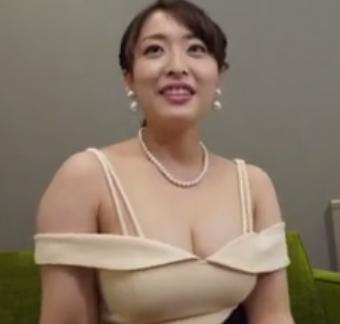「ずっと舐めたかったって言ったじゃん！」チン○を出すとすぐに恥じらいもなく咥えてくる性欲を満たしたいセックス大好き女