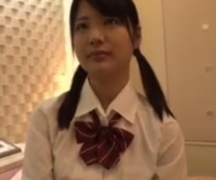制服を着衣した女性がまずお風呂でフェラチオで抜いてくれるｗバイブをアソコに当てると感度は抜群に良い女の子！