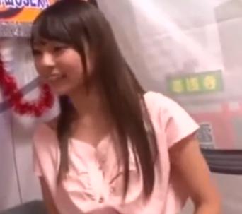 こんなにキュートな娘が下半身を攻めてきたら射精しかない…でも耐えた暁にはこの美マンの中に思いっきり精子を出せる！
