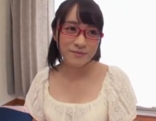赤縁眼鏡の普通の女の子は実は隠れエッチでプライベートでもバイブを使って自分でいじっちゃう女性だった！