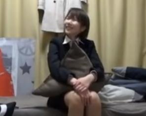 ショートヘアのリクルートスーツが似合うかわいい女の子が男の部屋で開放的にイチャイチャしてセックスする☆