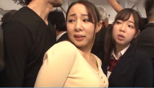 母を狙う痴漢の手！娘に気付かれぬよう必死に我慢するがそろそろ限界か！