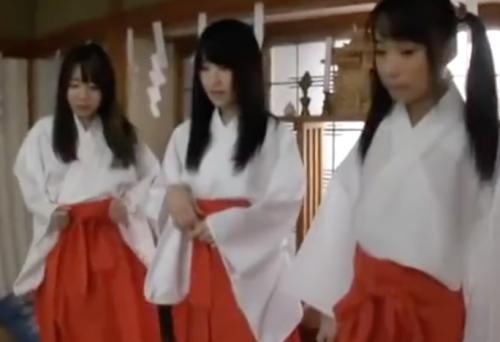 美少女巫女JKが裸にされていたずらされちゃう！