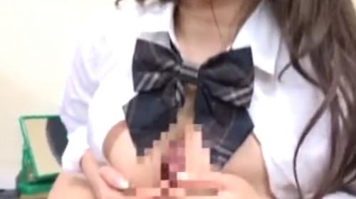 制服巨乳JKがおちんちんをおっぱい挟んでパイズリ！