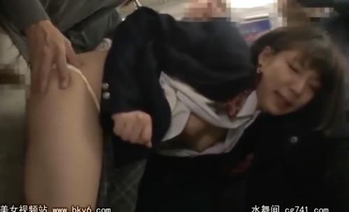 清楚系女子校生が電車の中で痴漢されて無理やりフェラさせられる！