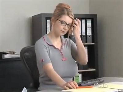 ＜外国人×母乳＞規格外なくそデカ爆乳の白人美女が搾乳機でミルク搾り♥赤ちゃん汁吹き散らかすスプラッシュオナニー！＜外人＞