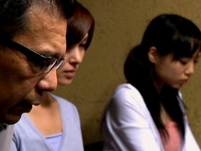 ＜親子NTR＞借金の抵当に母親と娘を人身売買…旦那を横目に人妻熟女＆制服JKを貪り喰らう鬼畜な凌辱レイプ♡＜エロドラマ＞
