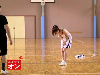 『こんなの無理ぃぃ…♥』現役アスリートJDにリモバイ装着でバスケ対決！羞恥プレイ×罰ゲームで輪姦乱交ｗｗ【とびっこ調教】