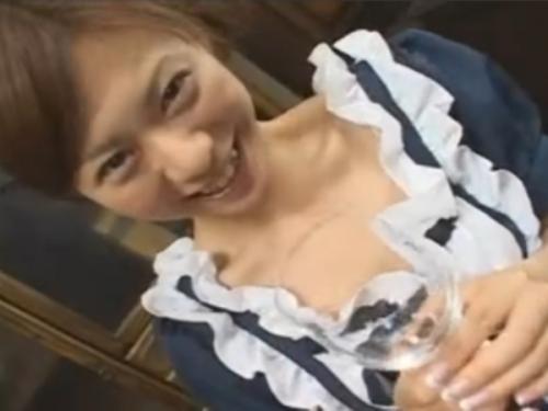 笑顔が可愛すぎる美少女メイドがグラス片手にギン勃ちの男根を抜きまくり、グラスを満たしたザーメンゴックン！