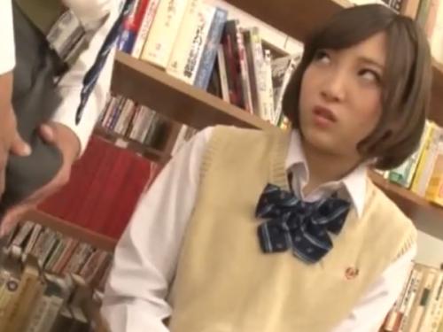「ねぇ・・・さっき私の見てたんだよね・・・」「じゃあ、私も見ていいんだよね・・・」机の下で痴女オナニーJKのパンティを除いていたのがバレて・・・