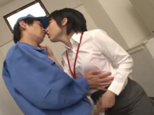 「誰もいないし・・・まだまだこの時間だから大丈夫・・・」「すっごい・・・」ラッキースケベで勃起したチンポに反応したOLに、更衣室に連れ込まれて・・・
