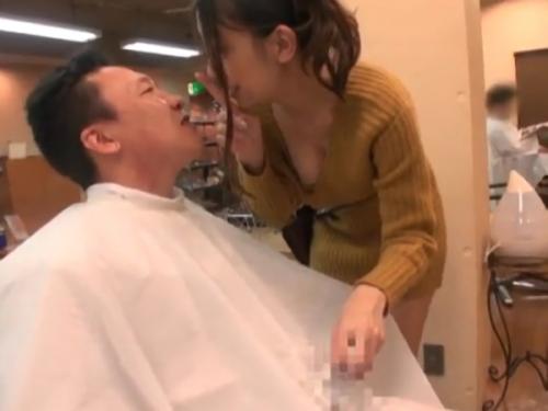 「お客様・・・コレ・・・どうして欲しいですか？」「・・・コッソリズボン脱いでください」おっぱい痴女理容師の手コキ理容^^