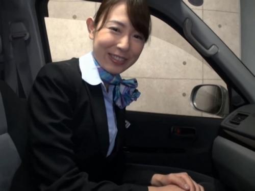 「あ、すごい硬くなってるよ」「すごい大きくなっちゃって・・・」CA姿で男の乳首やチンポを巧みに責める美おばさん
