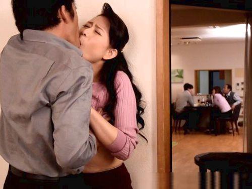【三浦恵理子】強引なベロチュウに欲求不満な身体が抵抗できずにNTR！壁一枚隔てた夫にバレないように発情バキュームフェラ！