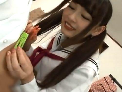 パンチラにも胸チラにも反応しなかった家庭教師が乳首洗濯バサミで勃起！小悪魔女子校生のドS痴女責め