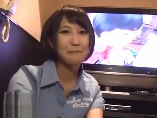 【湊莉久】「胸チラ眺めながらフェラされるのがお好きなんですか？」個室ビデオでAV見てたらご本人が乱入！